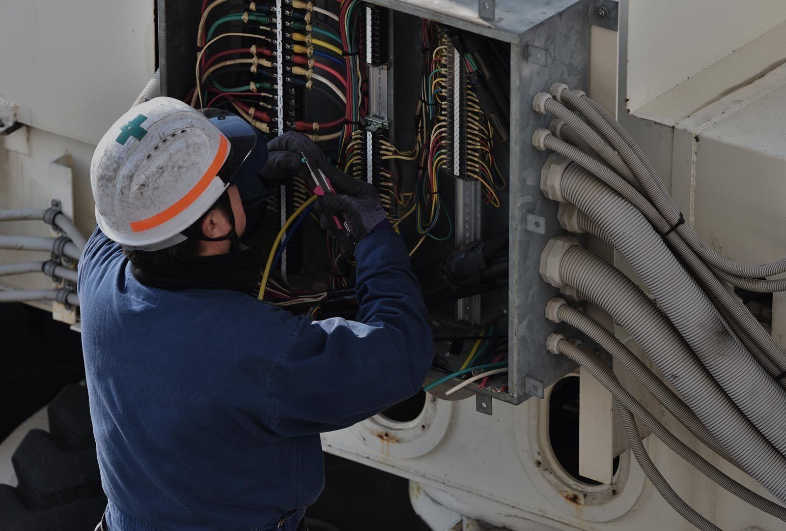 【月給50万可】経験者歓迎／土日祝休み＆家賃補助あり！工場・病院等の「大規模案件」を手掛ける電気工事士／鉾田市