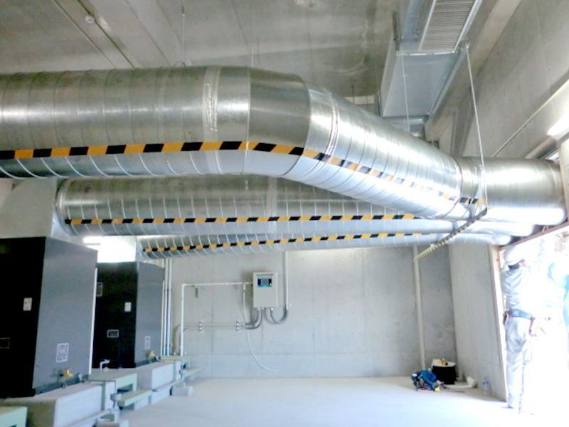 【経験者歓迎！月給33万〜】空調・ダクト・内装の「マルチエンジニア」へ。自社工場完備でNOと言わない提案力を。一生モノの特殊技術を川崎で習得！