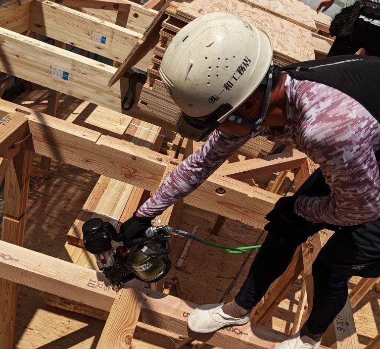 【建方大工/未経験】月給25万〜＆土日休み選択可！道具・作業着は会社が全支給｜手ぶらで「家づくりの花形」へ。名古屋市で一生モノの職人を目指す。