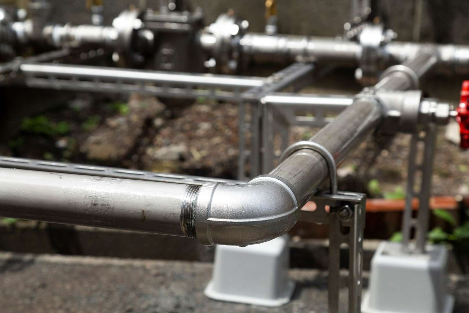 【未経験歓迎！】日給12,000円〜20,000円＋昇給あり。手ぶらで始めて「何でもできる職人」へ。30年の歴史がある安定企業で、ゼロからプロに育てます。｜神栖市