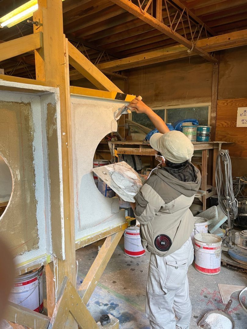 【未経験でも月28.6万〜】土日祝休み×残業なし！個室寮完備の「左官見習い」募集｜松戸市。1級技能士がゼロから伝授。一生モノの技を、最高クラスの待遇で。
