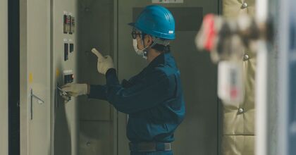 【経験者歓迎】経験が生かせる！プラント電気工事/全国出張/週休2日/