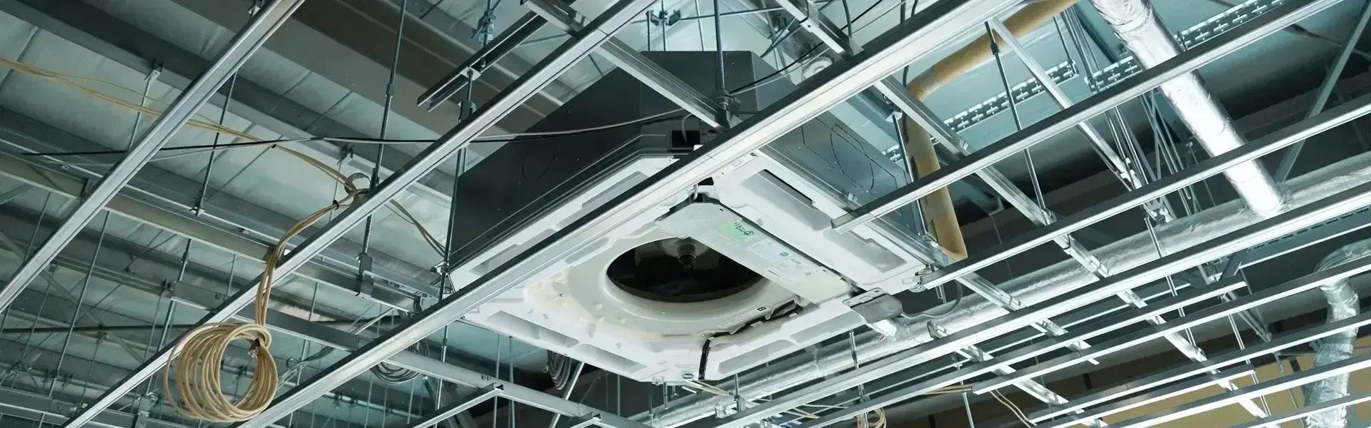 大阪市平野区｜完全週休2日(土日祝)×フレックス制！水・空・電気を操る設備エンジニア｜経験者募集。月給27万〜＋年齢・手取り最大限配慮！新築現場の多能工へ。