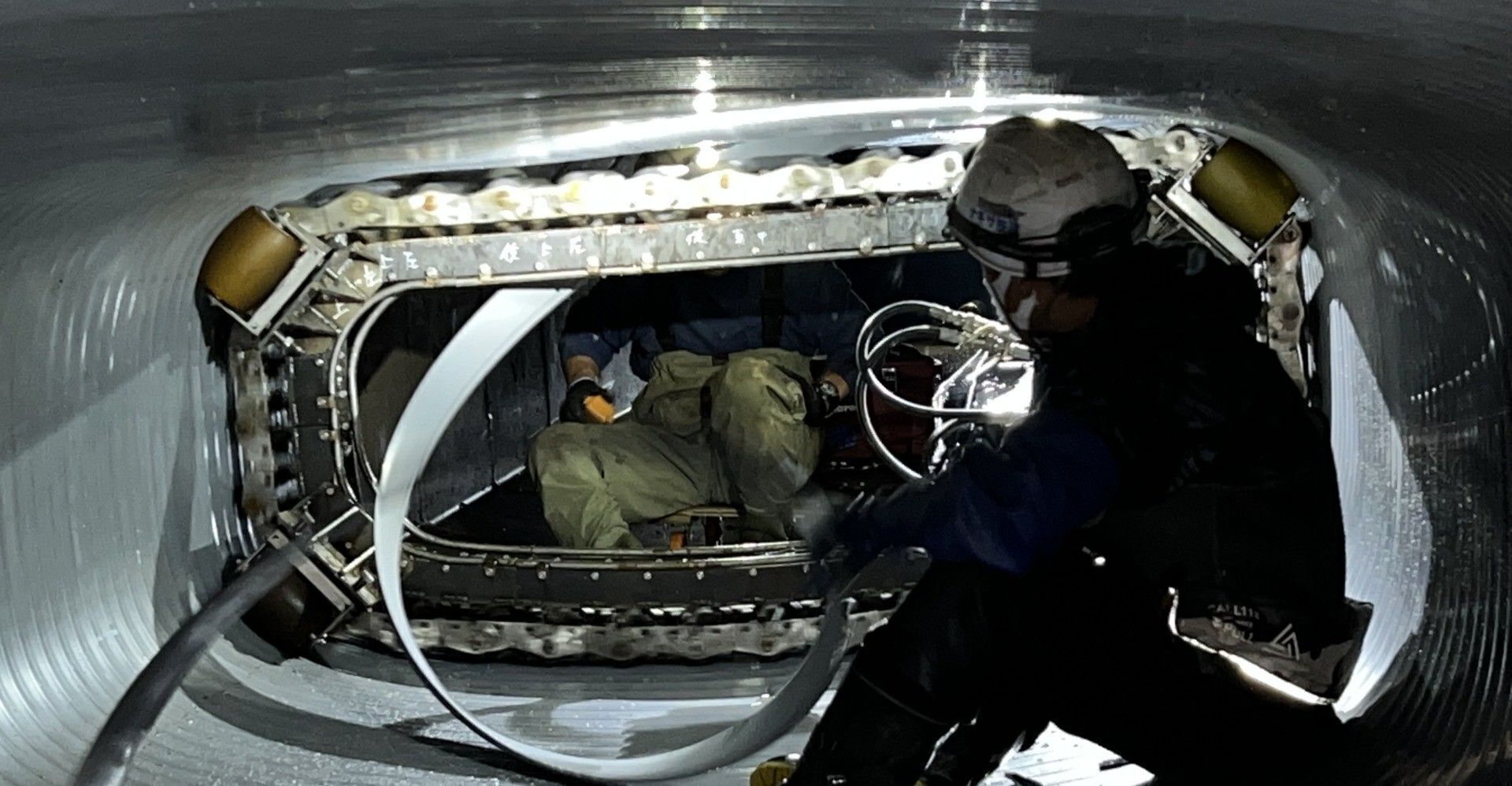 藤沢市｜未経験でも月給25万〜！【日払い・週払いOK】土日休みで自分らしく働く。地面を掘らずに直すハイテク技術「SPR工法」スタッフ募集｜寮相談可・家族手当あり！