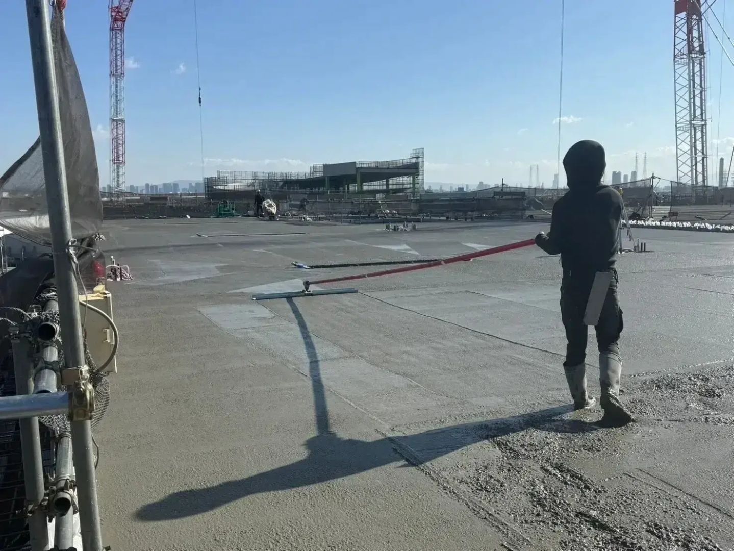 尼崎市｜左官・土間経験者募集。月給25万〜60万＋インセンティブ！年間休日125日＆土日休み！大規模現場のリーダー候補として、あなたの技術を正当評価！