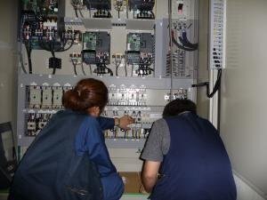 【未経験から月給25万＋賞与年2回】一生モノの「電気技術」をゼロから伝授！さいたま市西区で制御盤製作＆電気工事スタッフ募集。