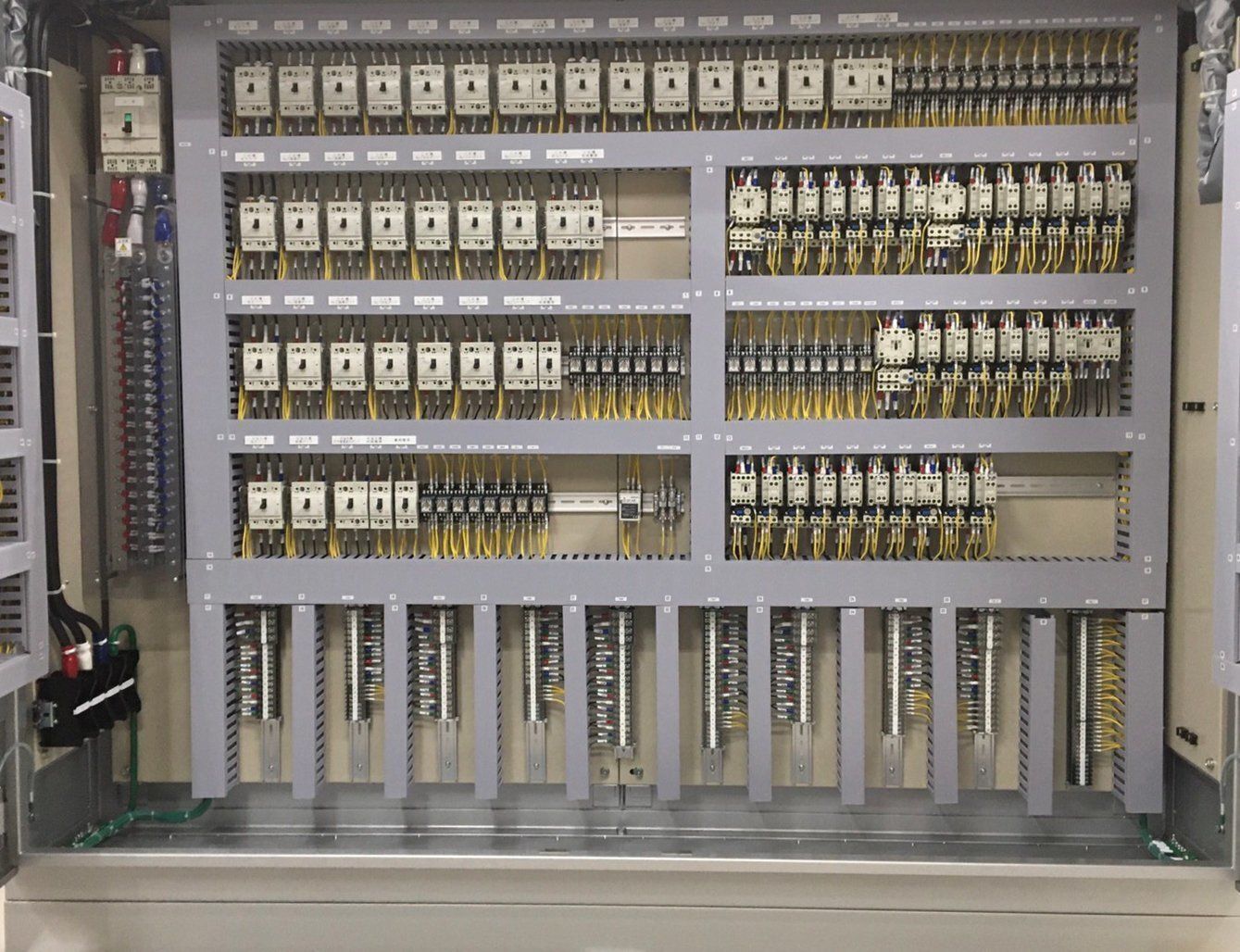 【電気工事の経験者優遇】制御盤の製作から現場据付まで！月給26万〜＋賞与年2回｜さいたま市西区で「電気のプロ」として腕を振るう。