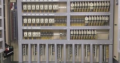 【電気工事の経験者優遇】制御盤の製作から現場据付まで！月給26万〜＋賞与年2回｜さいたま市西区で「電気のプロ」として腕を振るう。