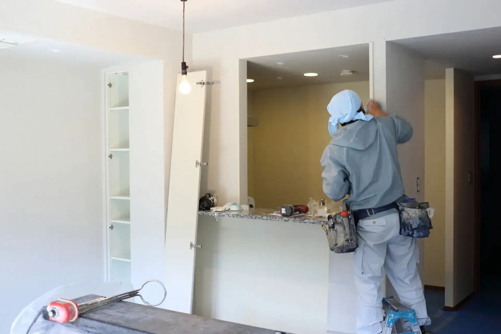 【未経験から住まいのプロへ】月給22万〜×久喜市密着のリフォーム作業員｜クロス・水回り・大工まで幅広く学べる！一生モノの「多能工」スキルを習得。