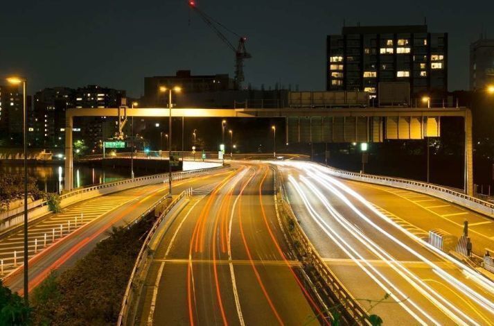 【未経験歓迎】首都高のライトアップや照明を支える電気工事。月給28万〜＋手当／早く終わっても日給保障！東京の夜景を自分の手で守る仕事｜世田谷・府中