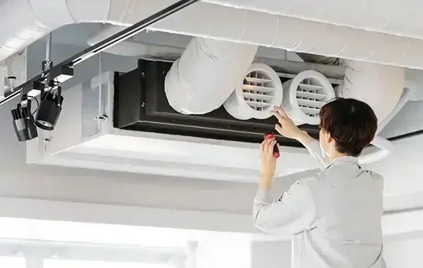 【月給30万〜/白井市】昭和59年創業の安定企業。現場を動かす「空調の司令塔」へ。賞与年2回＋各種手当も充実！