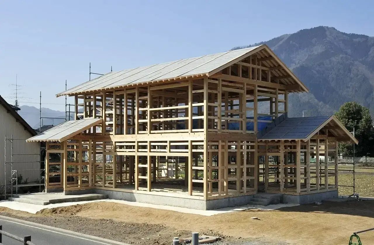 【経験者歓迎】月給35万スタート！養父市で愛されて50年。自社一貫施工の「品質」が営業を後押し / 飛び込みなし