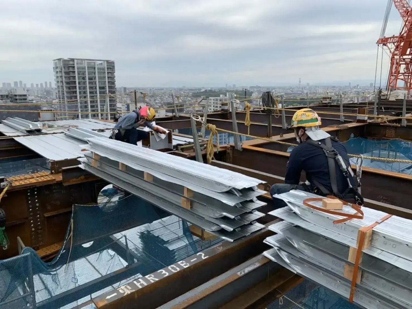 【横浜オフィス/職長候補】巨大ビルを建てる鉄骨鳶｜月給30〜60万・賞与有
