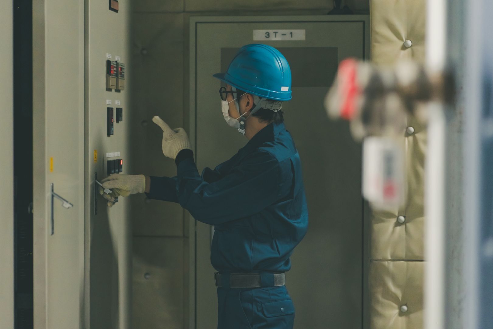 【未経験歓迎】プラント電気工事/全国出張/週休2日