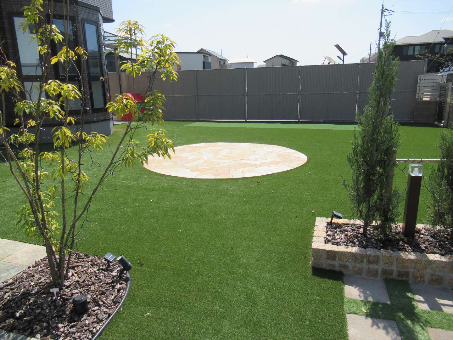 加西市 広い庭に人工芝 パター練習も楽しめます 戸建ての施工事例 加東市 小野市 加西市 西脇市 三木市の外構工事やエクステリア工事は庭楽館へ