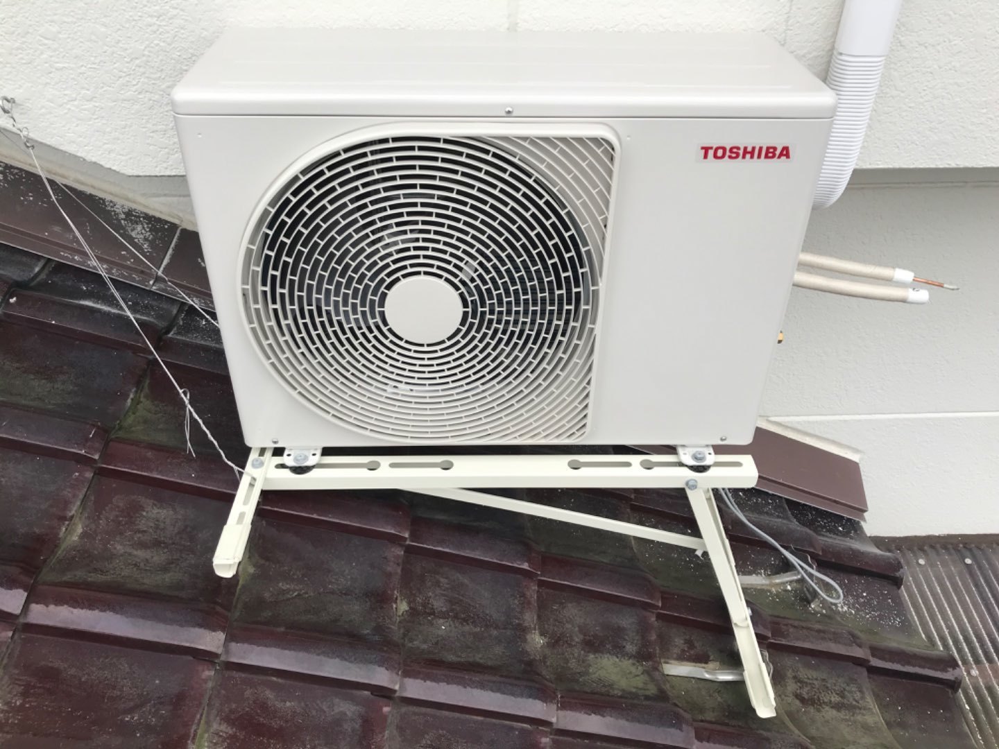 エアコン室外機 屋根置き工事 戸建ての施工事例 コバデン 茨城県つくば市の電気工事 配線工事 Iot家電設置