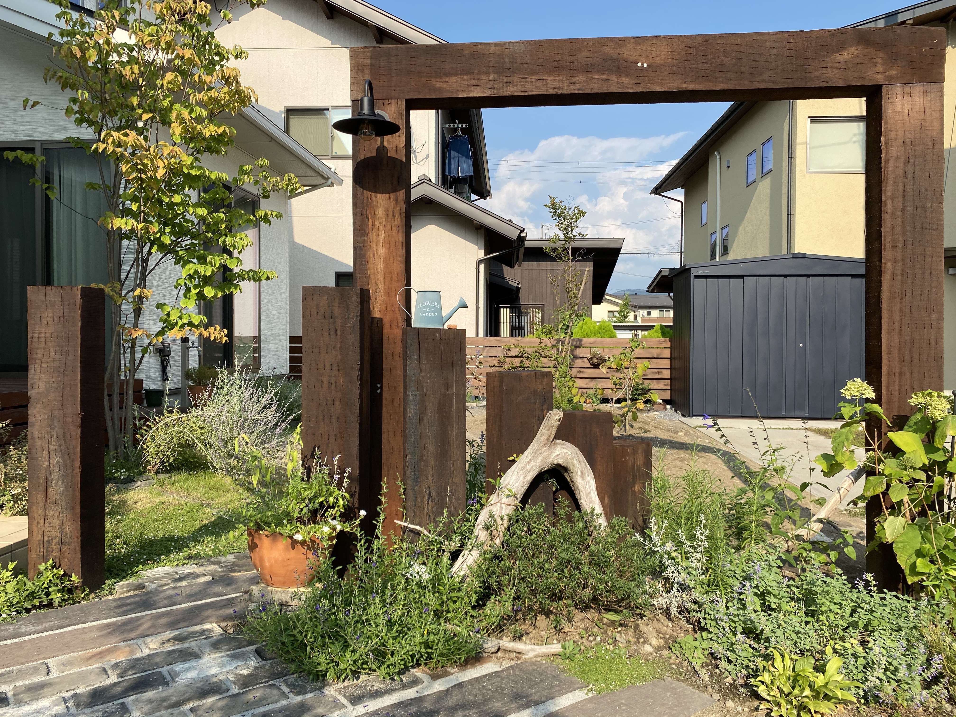 枕木門のあるお庭 黒アンティークレンガ敷き 安曇野市 戸建ての施工事例 ハウスアレンジ 松本市 塩尻市 安曇野市のエクステリア 外構 お庭 づくりの設計デザイン 施工 ガーデン雑貨