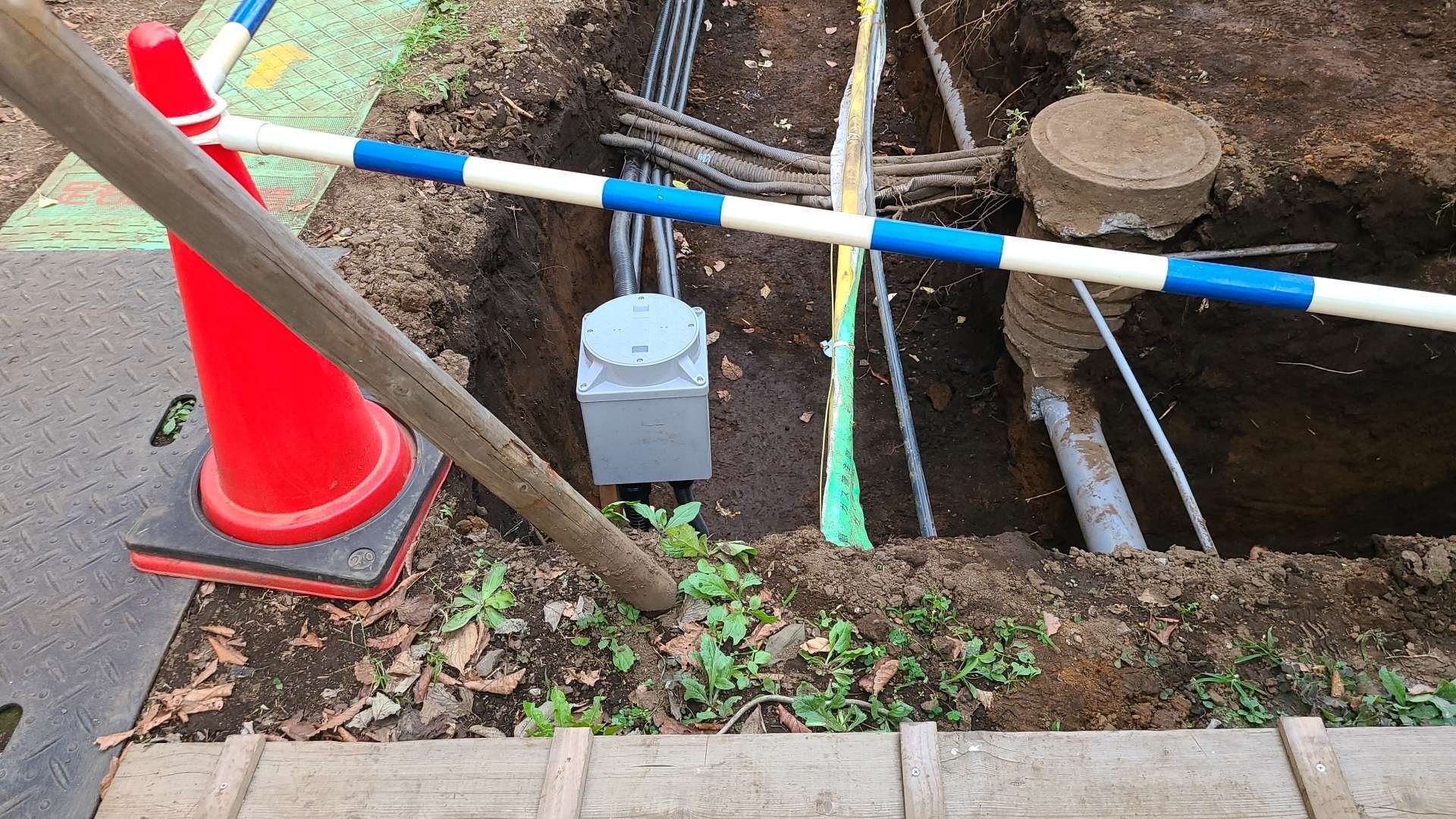 アイデアと実践的なアドバイスをカバーする木製地上プール