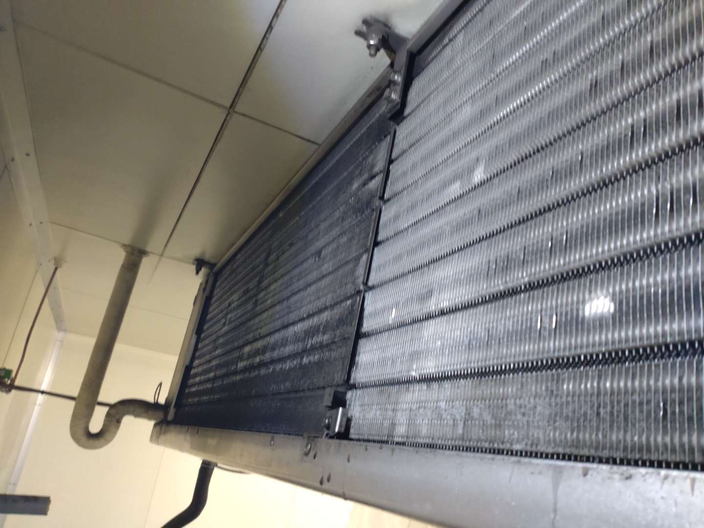 群馬県前橋市ユニットクーラ熱交換器洗浄 | その他建築の施工事例 | 群馬県高崎市のエアコン取付・エアコン修理【有限会社エアックス】