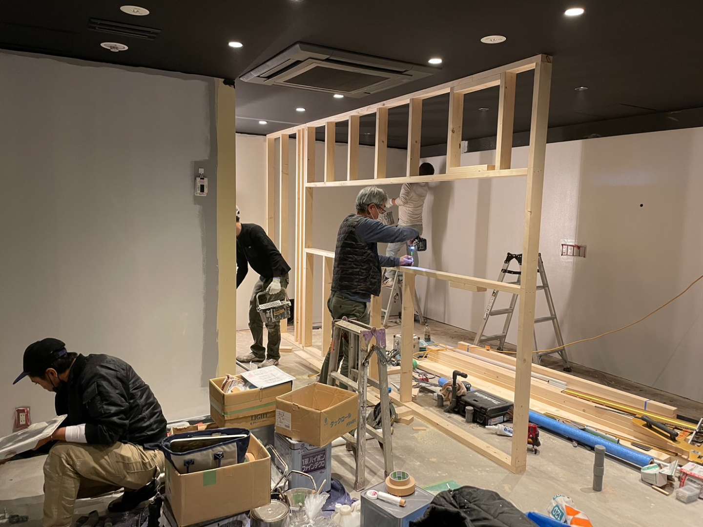 壁 造作 | 店舗の施工事例 | 東京都調布市のガラスフィルム、化粧シート施工【株式会社ピークス】