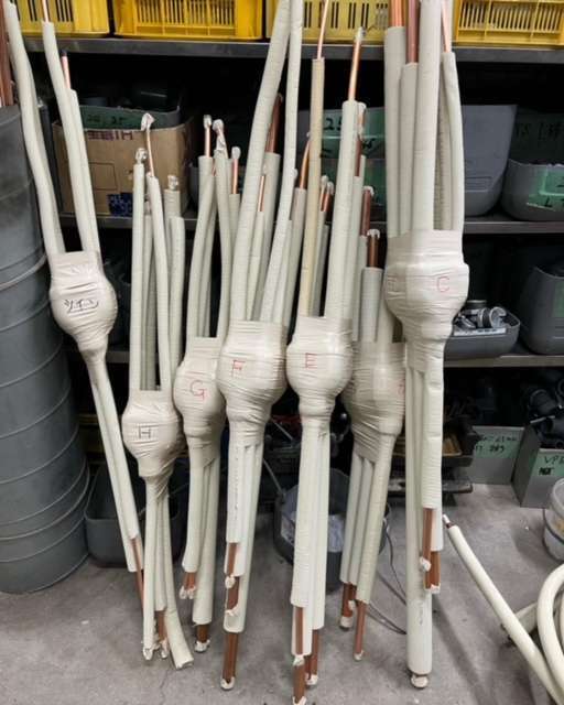 イオンモール新居浜活性化工事 空調機新設工事～冷媒分岐管内作風景