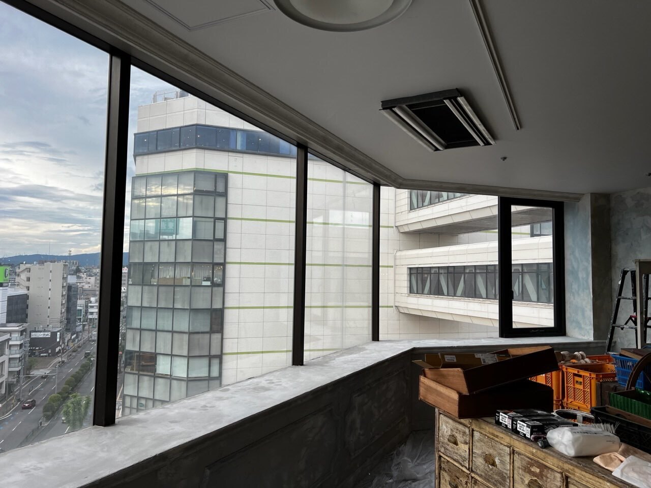 遮熱フィルムで室内の温度を下げる 商業施設の施工事例 内装仕上げ工事は愛知県名古屋市の与多喜堂まで