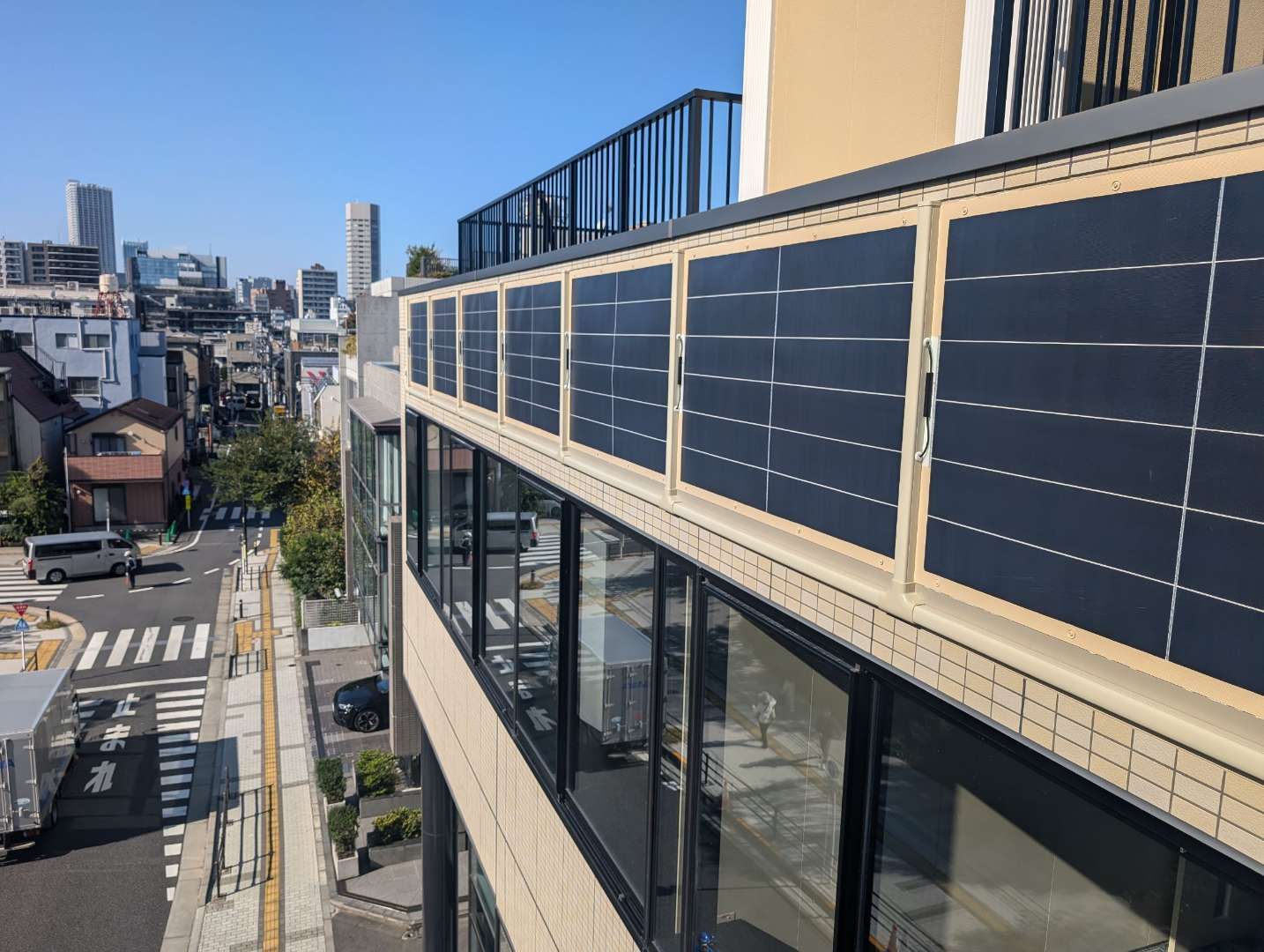 「FINE-FLEX」壁面軽量太陽光パネル 東京 | オフィス・事務所の施工事例 | ガイアワークは愛知県名古屋市を拠点に土木・建築工事一式を ...
