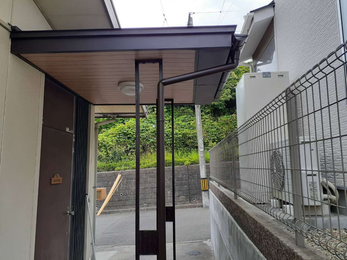 戸建て玄関 庇工事 仙台市泉区 | 戸建ての施工事例 | 宮城県多賀城市の戸建てに特化したリフォーム工事【株式会社 TOOLBOX】
