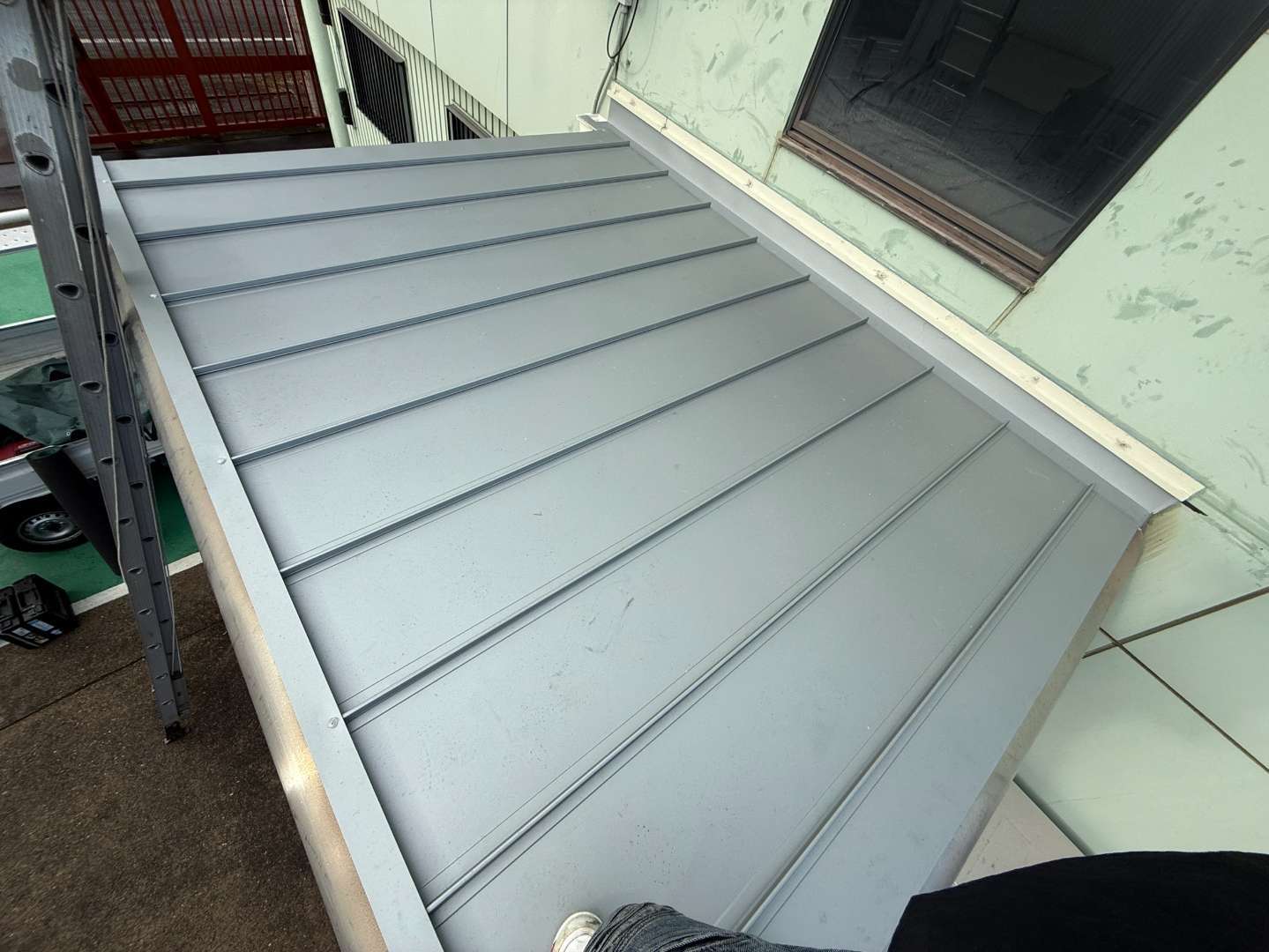 庇(ひさし)屋根雨漏り修繕工事 | 戸建ての施工事例 | 大阪府門真市の屋根・外壁は株式会社岡田工業へ
