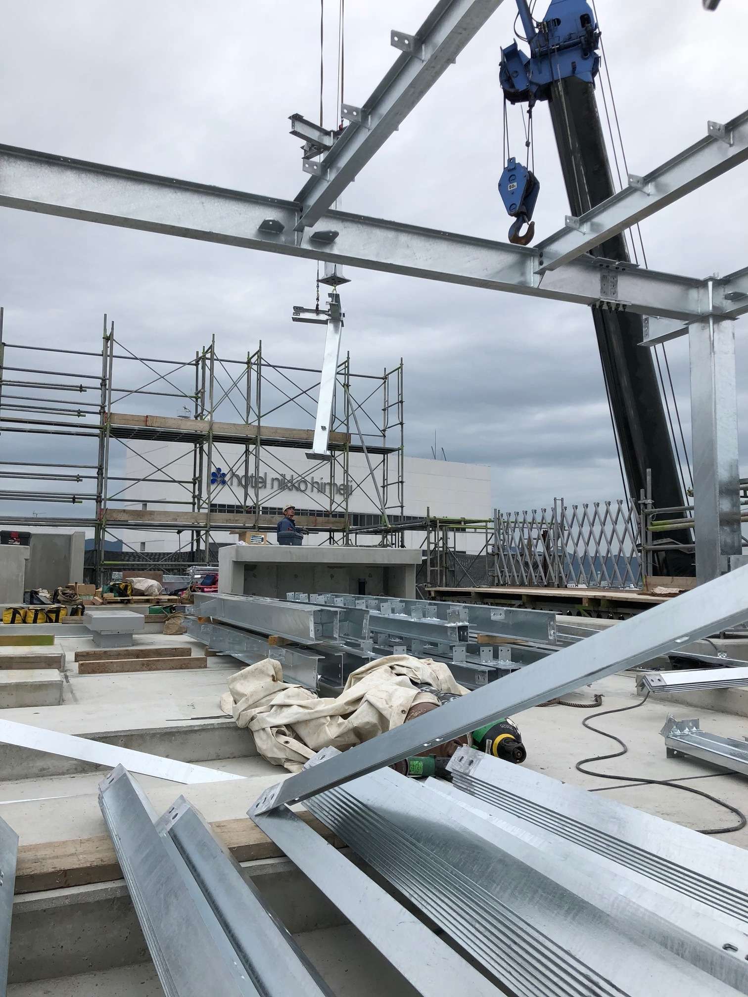 某屋上架台工事 15t その他の施工事例 鉄骨工事 機械器具設置工事のことなら兵庫県姫路市のiwyまで