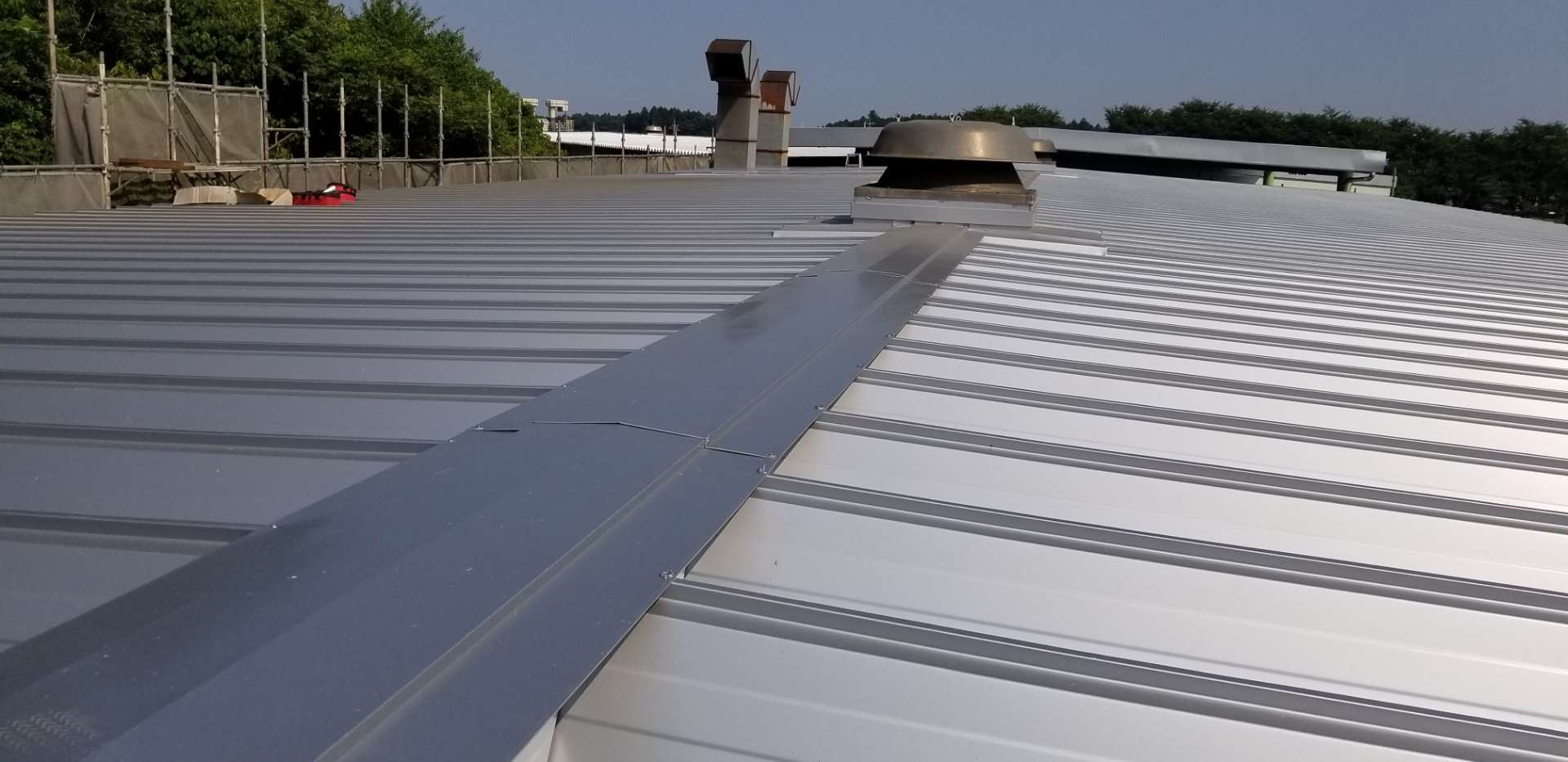 茨城県城里町 折板屋根カバー工法 工場 プラントの施工事例 茨城県古河市 つくば市の屋根修理 塗装は小嶋板金工業