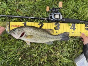 雨の前に川バス釣り！