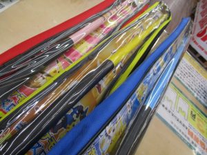 ポケモンキッズのべ竿入荷しました！夏休みの釣りにいかがでしょうか？
