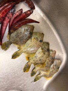 安定の珍味と、チャレンジのトラギス。