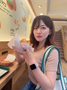 モスってひと口でかじれなくね？🍔