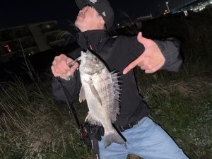 赤いの釣れなかったから、黒いヤツ釣ってやった🙄