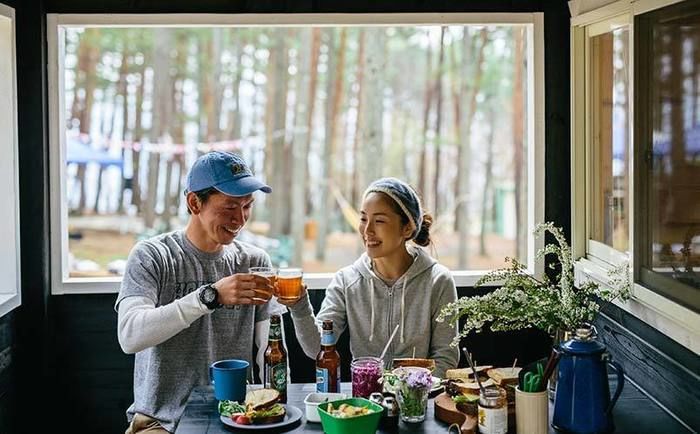 グランデキャンプを楽しんでいる夫婦