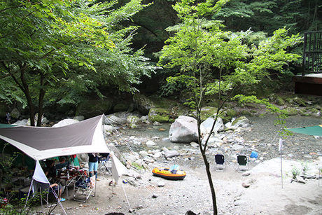 入川渓谷夕暮キャンプ場の川沿いに貼ってあるテント