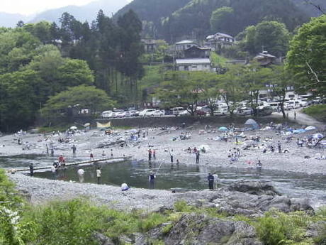 川で遊べる奥多摩のキャンプ場