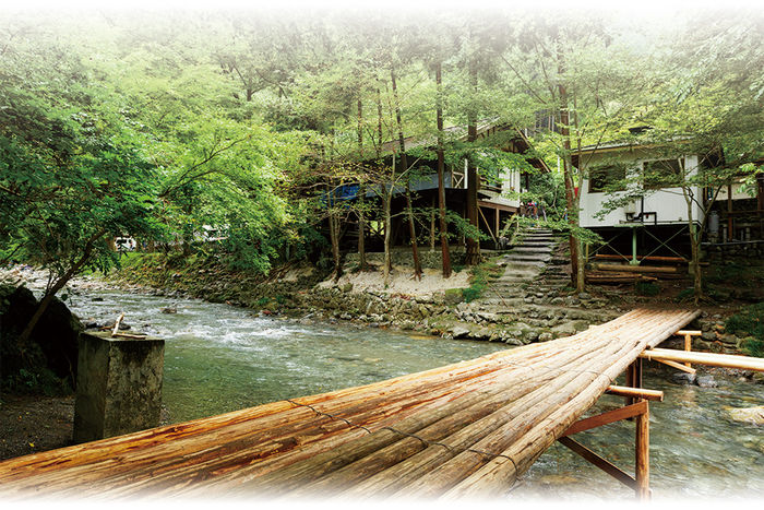 川沿いに立っている風情あるせせらぎキャンプ場