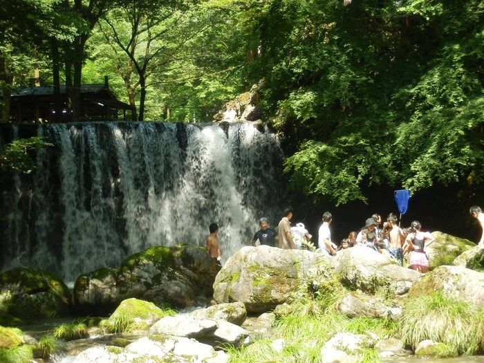 滝が流れているキャンプ場