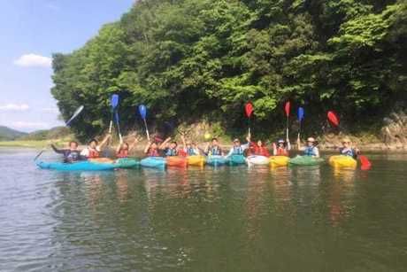 オートキャンプ那珂川ステーションの川でカヌーをしている人たちの写真
