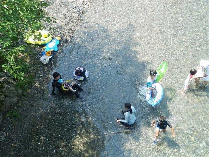 川で遊んでいる子供たちの写真