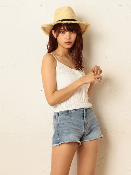 露出度の高い服装の女性