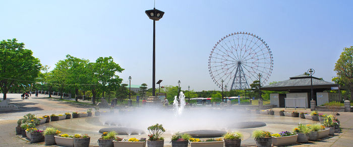 葛西臨海公園内にある噴水と観覧車