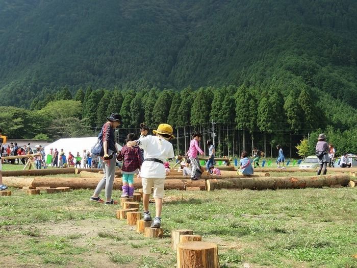 キッズフィールドで遊ぶ子供たち