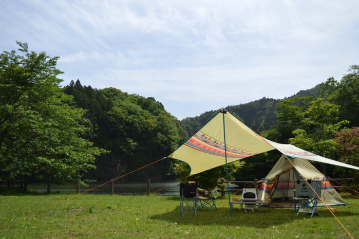 キャンプ場に張られたロゴスのテントとタープ