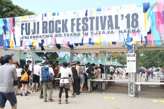 おそと美人を探せ Vol 3 世界のフジロックで見つけた美人ファッションスナップ キャンプ アウトドア情報メディアhinata