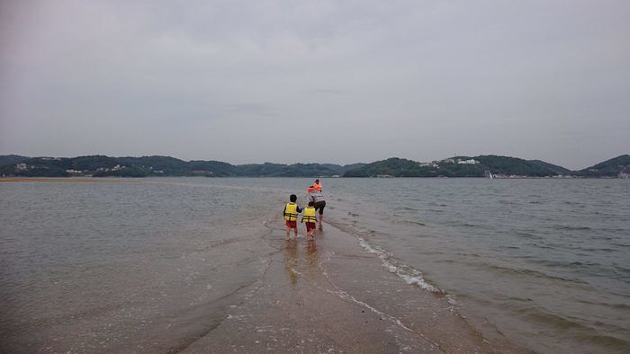 サンビーチ前島の海で遊んでいる親子の写真