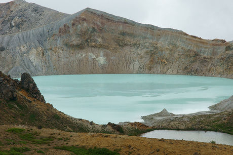 白根山の湯釜の写真